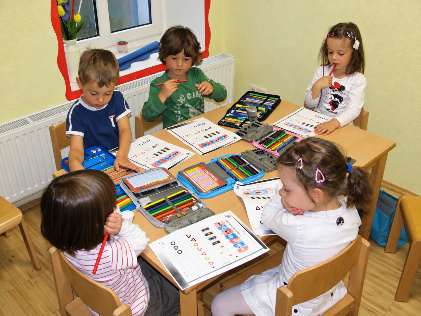 Vorschulkind arbeitet konzentriert am Tisch